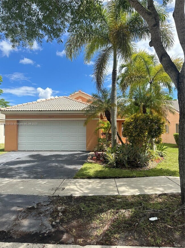 Foto del edificio - 4025 Pine Ridge Ln