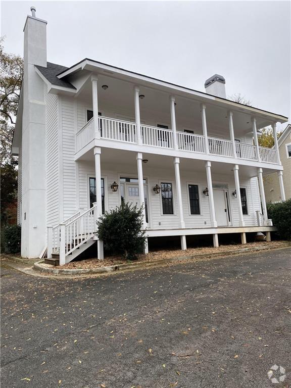 Building Photo - 654 Elm St
