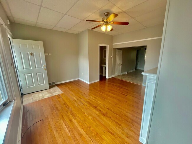 Foto del edificio - 3 Bed 1.5 Bath- Southside Pittsburgh PA