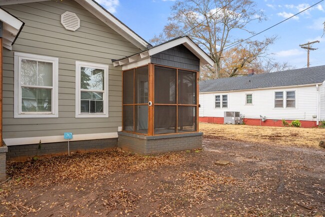 Building Photo - Charming 1 Bedroom, 1 Bath Home Minutes Fr...