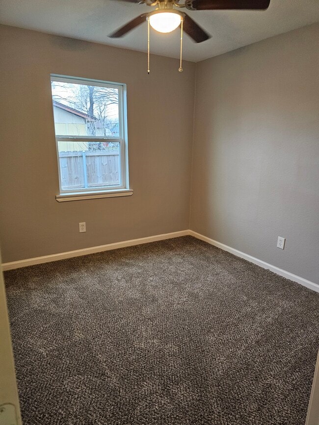 Building Photo - 305 Deepwood St