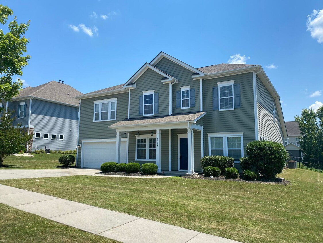 Foto principal - Spacious two story home in the desirable W...