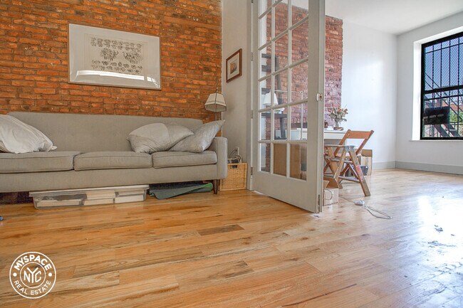 Foto del edificio - 1323 Bedford Ave