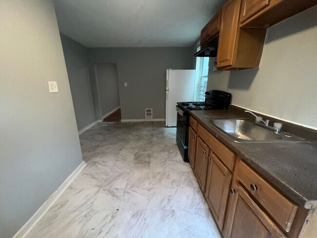 Building Photo - NEWLY RENOVATED Huge 4 Bedroom Classic Wes...