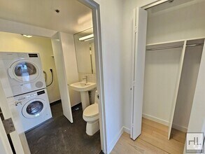 Building Photo - Luxury 1-Bedroom with 1.5 Baths | 22nd Flo...