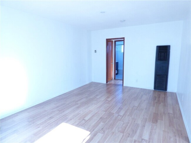 Foto del edificio - 5832 Camerford Ave