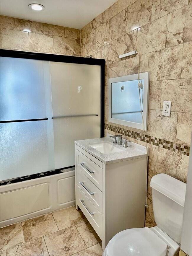 Foto del edificio - 3234 Tenbroeck Ave