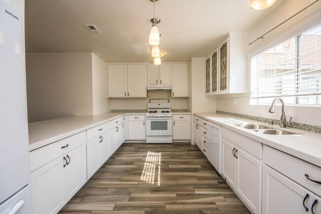 Building Photo - Bright Beautiful Tamarack Point Townhome!