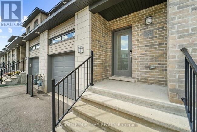 Building Photo - 279 Munro St