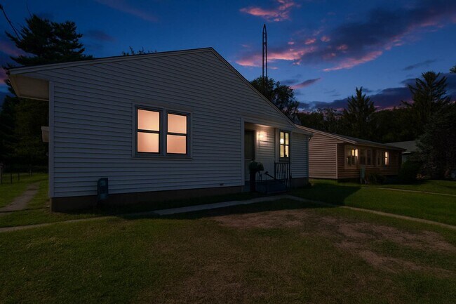 Foto del edificio - Charming 3- Bedroom Home in Newark