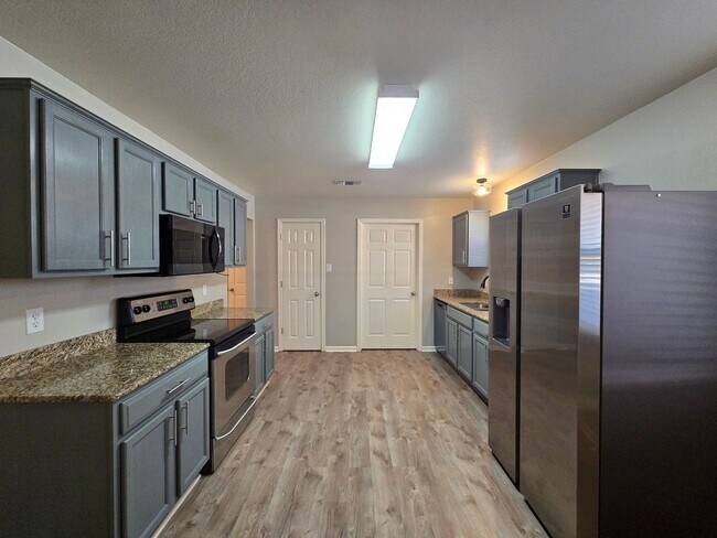 Foto del edificio - AVAILABLE NOW!