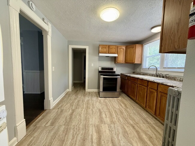 Building Photo - Large 2 bedroom, 1 bath for rent.