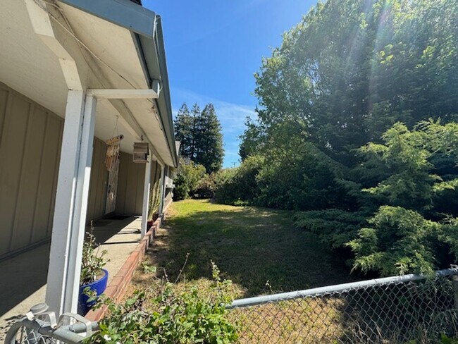 Building Photo - Beautiful 3 Bedroom, 1.5 Bath Home Availab...