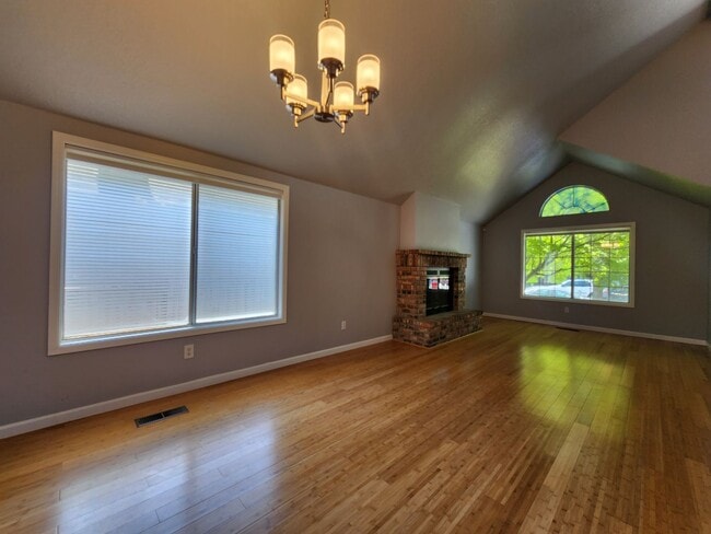 Building Photo - Spacious 4 Bed / 3 Bath Windsor Home