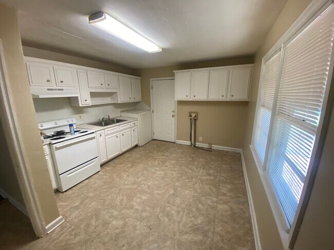 Building Photo - **ON HOLD** 3 Bedroom / 1 Bathroom House f...