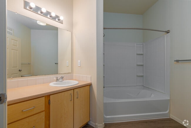 1BR, 1BA - 821SF - Affordable - Bathroom - Eaglewood