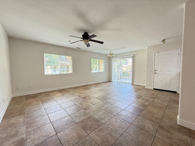 Foto del edificio - 25858 Iris Ave