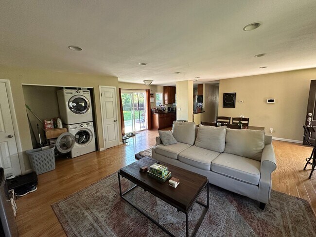 Foto del edificio - Great Location! Charming Ranch in Universi...