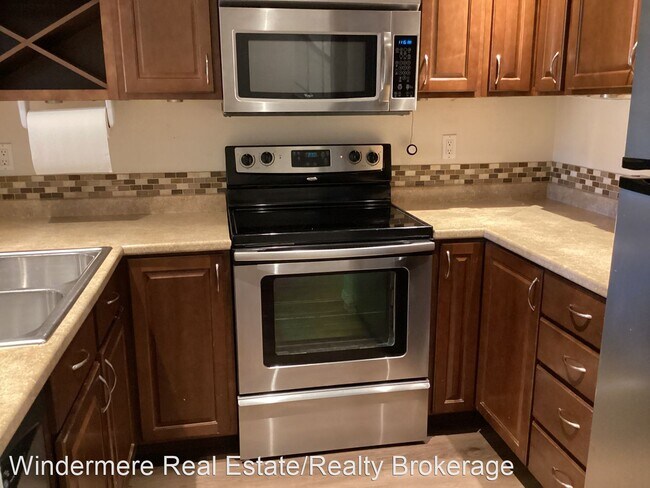 Building Photo - 2 br, 1.5 bath House - 8512 242nd St SW #4