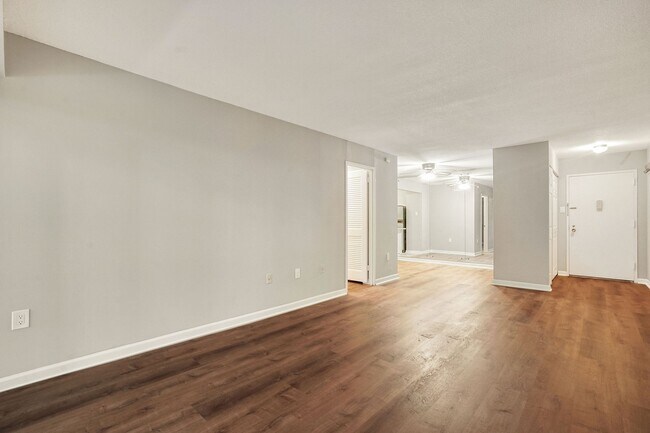 Foto del edificio - Water, Gas, Electric Utilities included in rent! Available Now! 1 Bed / 1 Bath Condo in the heart...