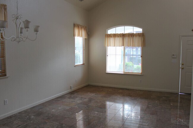 Foto del edificio - New To The Rental Market Very Nice 3 bedro...