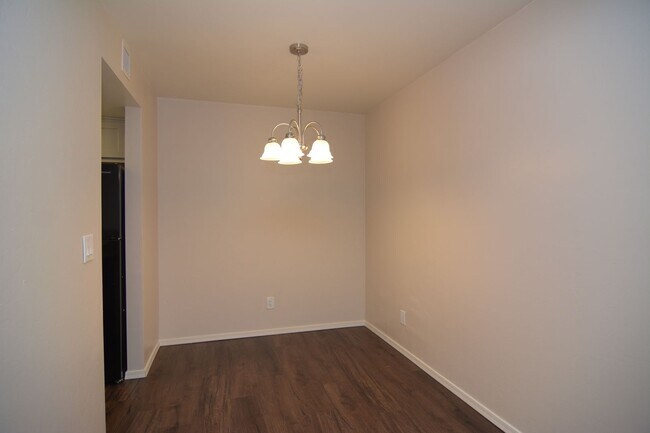 Foto del edificio - Remodeled 1 Bedroom 1 Bath Condo! Great Ce...