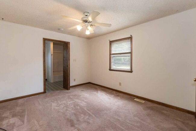 Building Photo - Cozy Three Bedroom Family Home!