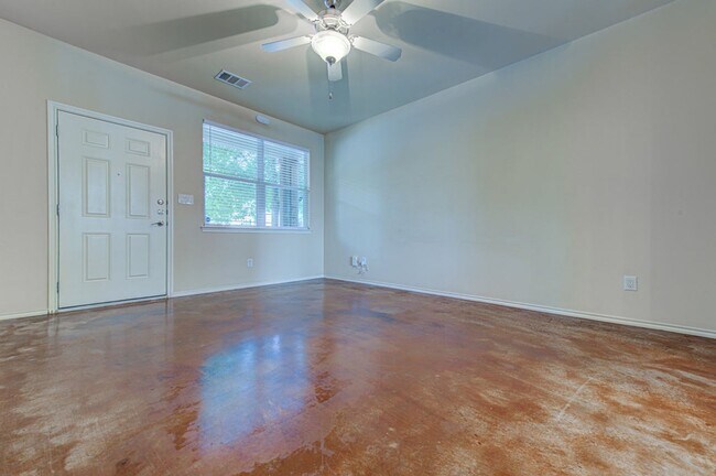 Building Photo - Super Cute 2/2.5 Condo Near SOCO/South 1st
