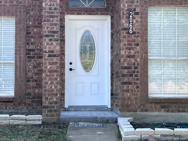 Building Photo - 2066 Vista Dr