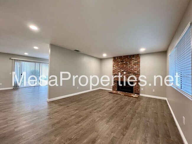 Building Photo - 1621 Carmel Cir W