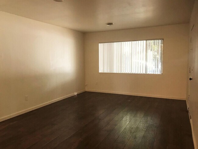 Building Photo - 642 Reeds Avenue