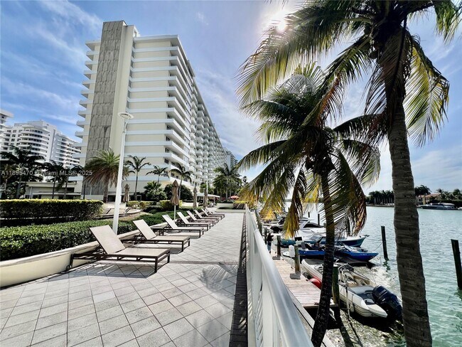 Foto del edificio - 5600 Collins Ave