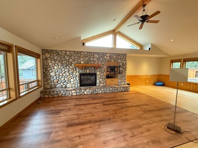 Foto del edificio - Beautiful 3 Bed/2 Bath Single Family Home in Awbrey Butte Neighborhood