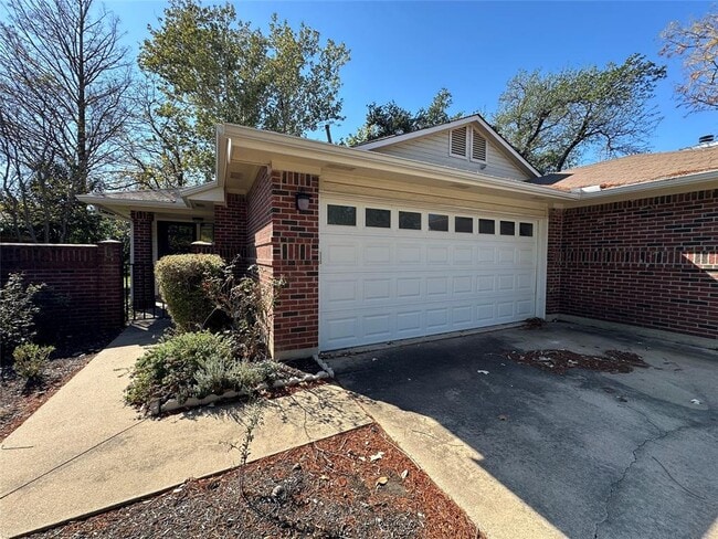 Building Photo - 1003 Markham Ln