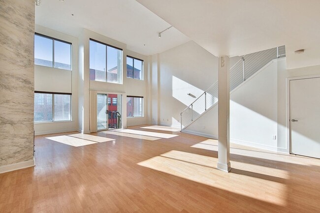 Building Photo - Chic Live/Work Loft!! 1 Bed & 2 Baths w/ O...