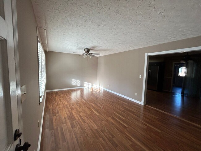 Building Photo - 1616 Bogota Way: Move-In Ready! Freshly Pa...