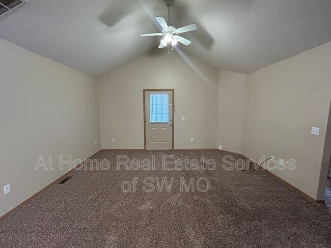 Foto del edificio - 1260 N Westwood Ave