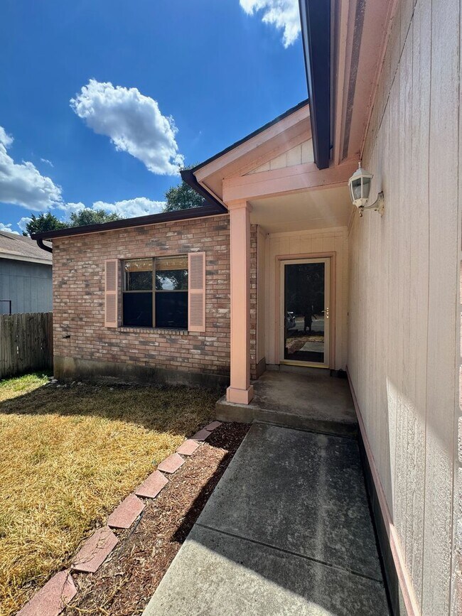 Foto del edificio - Ready For Move In - Nice 3/2 in West SA In...