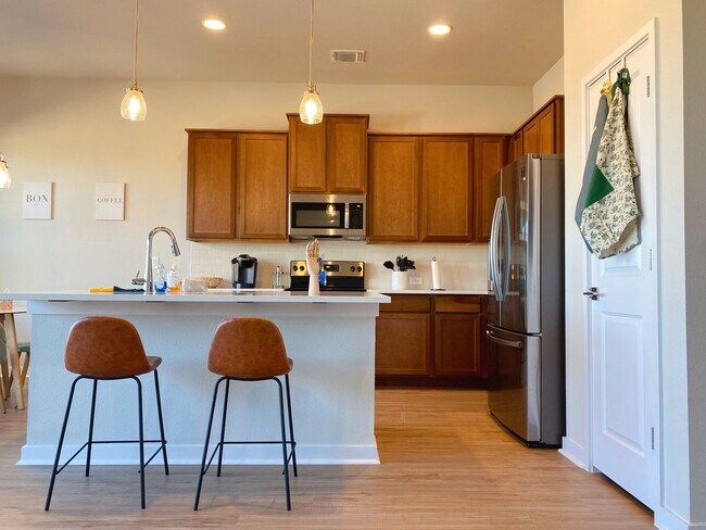 Building Photo - FIRST MONTH FREE! Fully-furnished 3bd Sing...