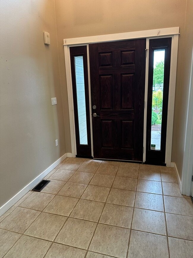 Building Photo - Very Nice 3 Bed 2 Bath Home With Vinyl Pla...