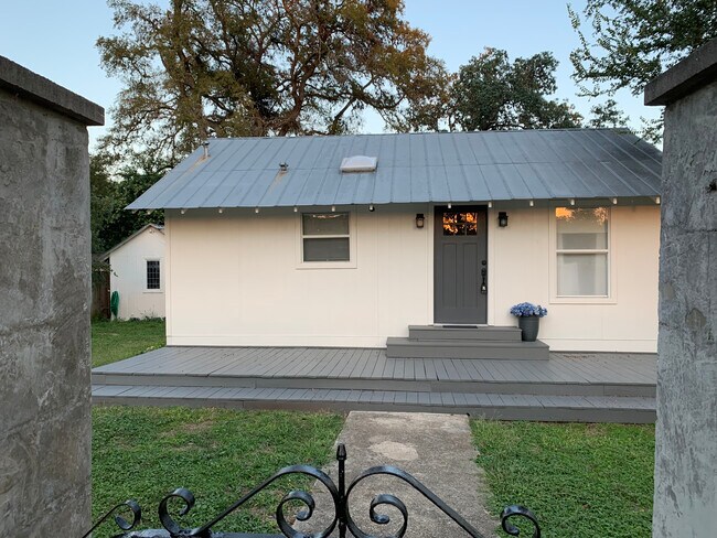 ext house -deck spans house x 10ft deep - 18210 Scenic Loop Rd
