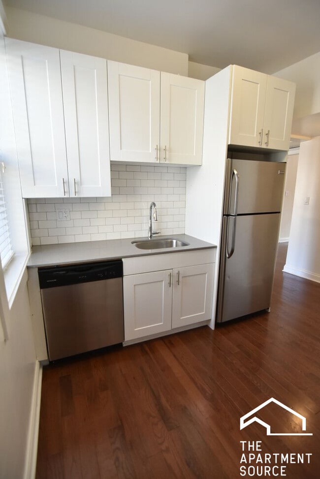 Foto del edificio - 3804 N Pine Grove Ave