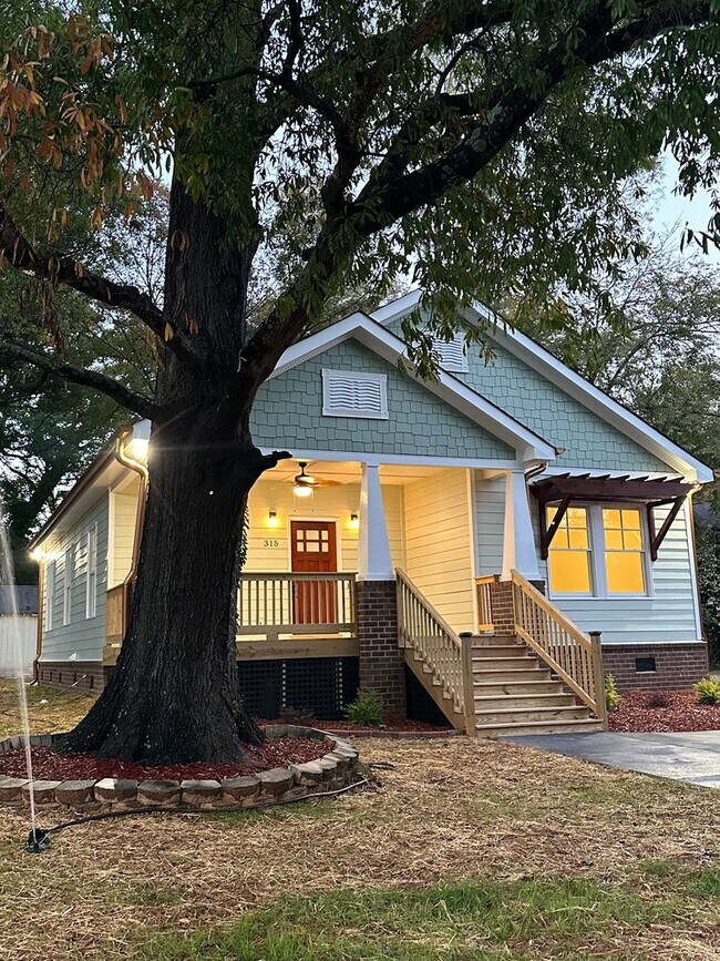 Building Photo - Downtown Monroe Home Available