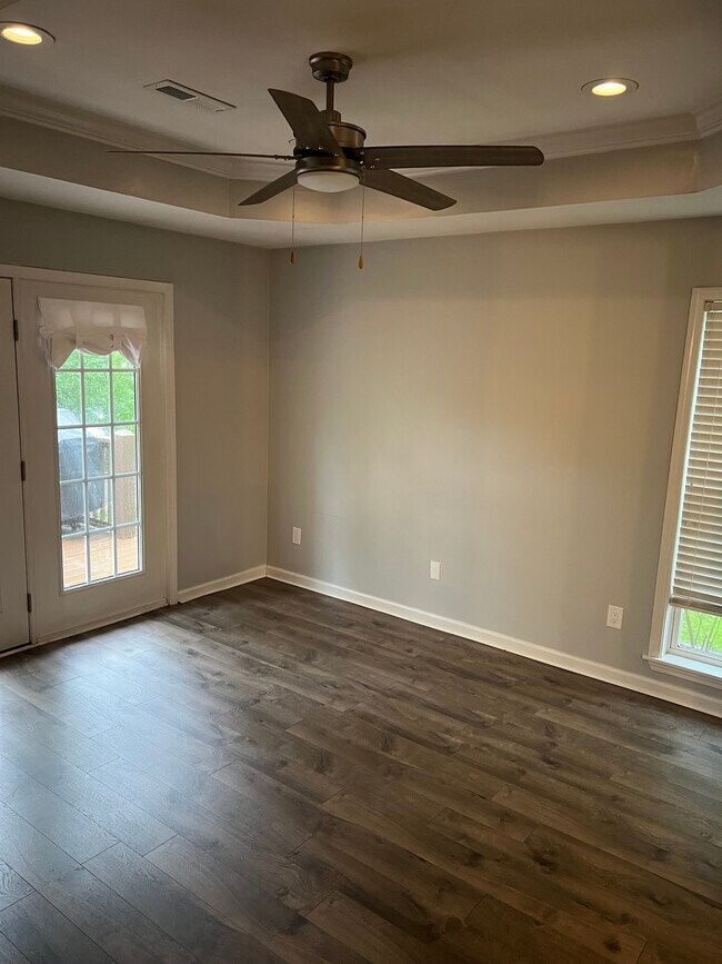 Building Photo - 890 Holiday Dr