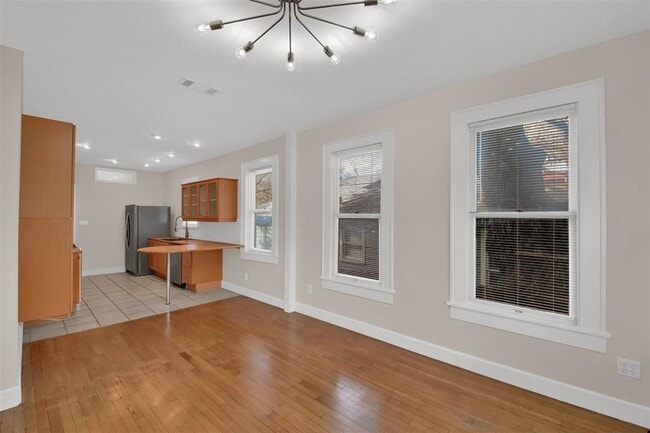 Building Photo - 809 E Riverside Dr