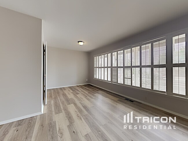 Building Photo - 1045 Crown Dr