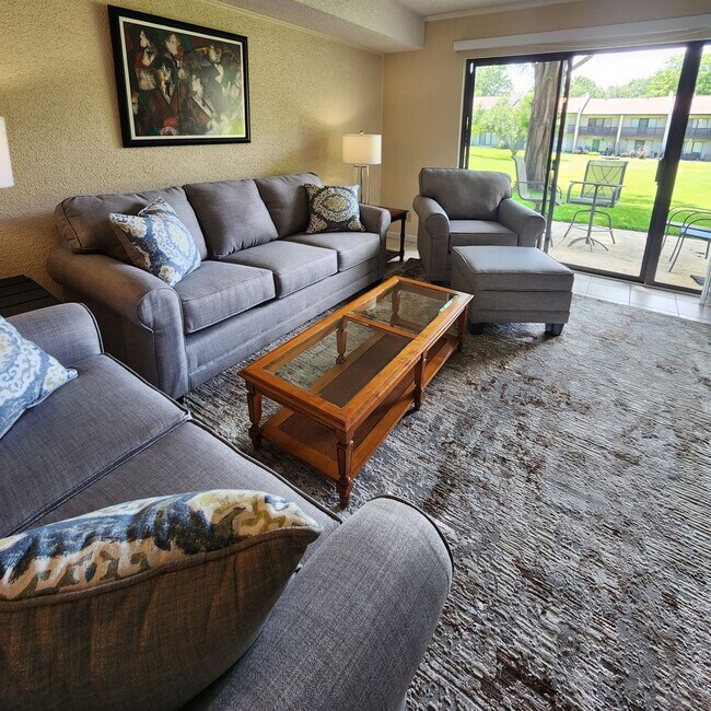 Building Photo - Freshly updated condo in an excellent loca...