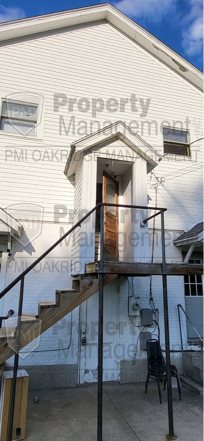 Building Photo - 1 Bedroom Upper Apartment
