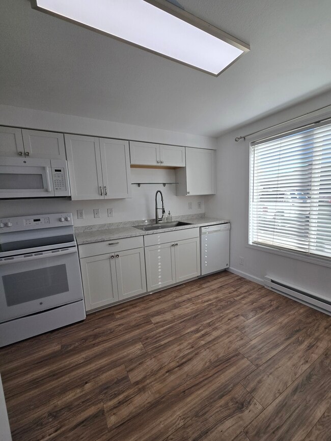 Building Photo - 1290 Redwood Cir