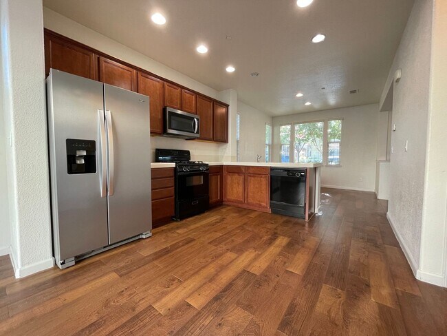 Foto del edificio - Two Story Home w/ Fridge Included, Attache...